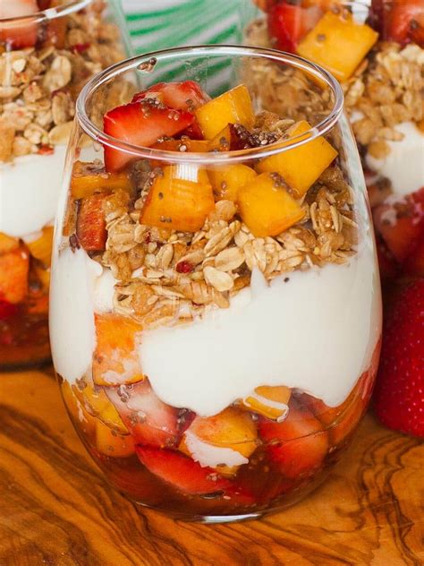 How many calories are in yogurt parfait with peaches and cream with granola, large - calories, carbs, nutrition